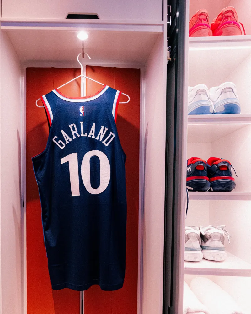 开云体育下载官网-主场首秀来了！快船社媒晒加兰10号球衣的特写照片