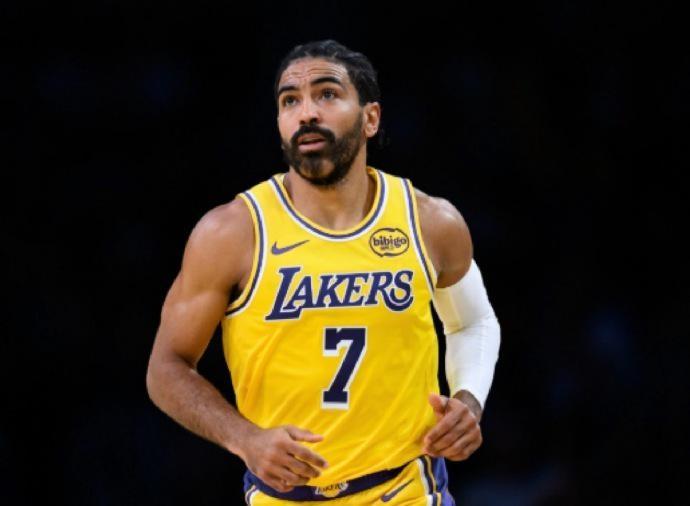 体育APP-湖人老鹰2换1交易：文森特+次轮签换神射手肯纳德 将辅佐东詹