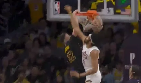 体育APP-炸裂！拉拉维亚强硬杀入禁区，面对阿伦送上单臂隔扣